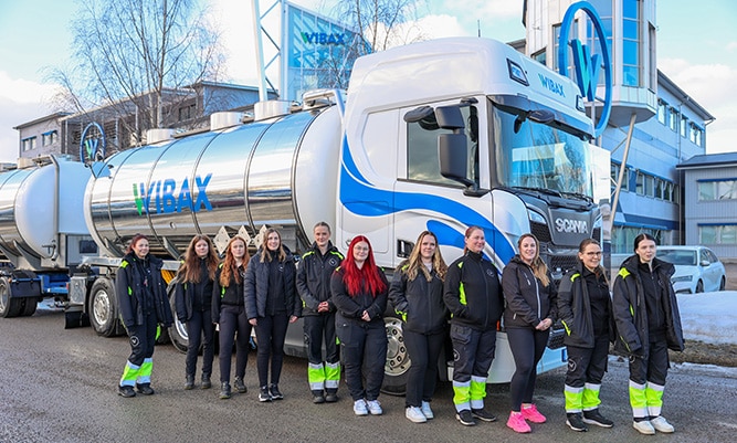 Här är några av Wibax kvinnliga chaufförer samlade utanför huvudkontoret i Piteå.