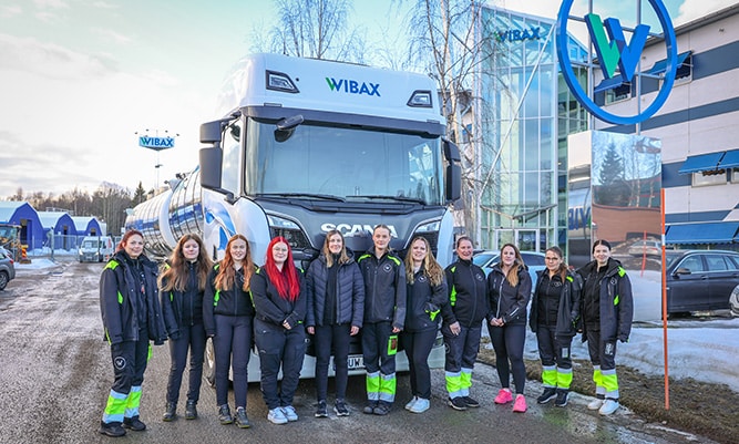 Här är några av Wibax kvinnliga chaufförer samlade utanför huvudkontoret i Piteå.